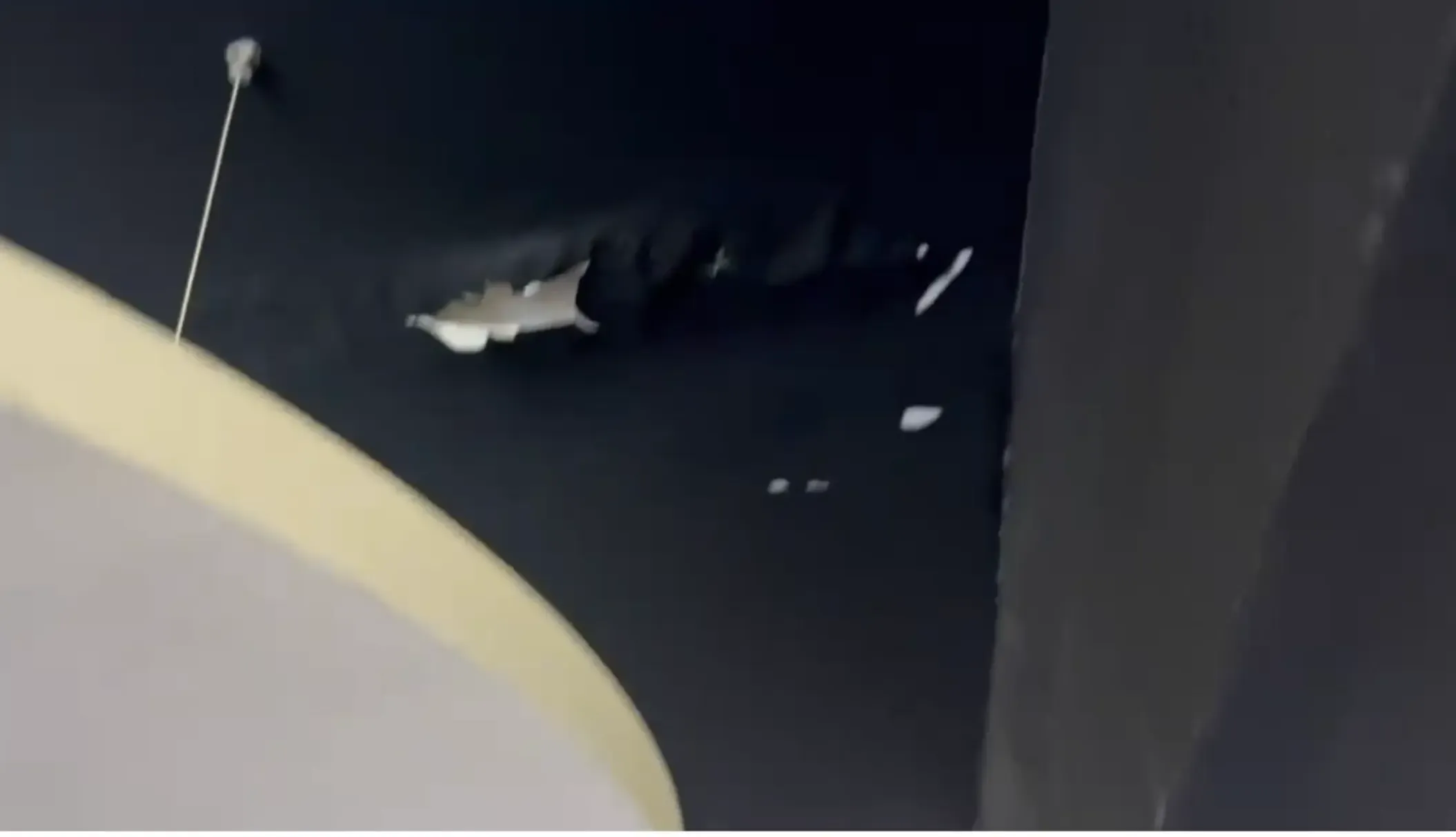 Situation avant : Rénovation de plafond dans une salle de restaurant à Grasse