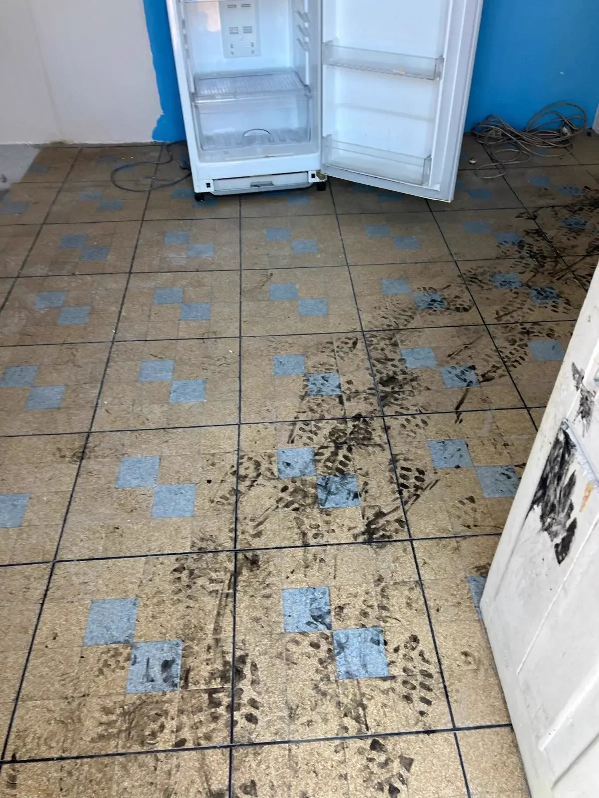 Zone de travail avant assainissement - Décontamination de mobilier et matériel après incendie dans le Var