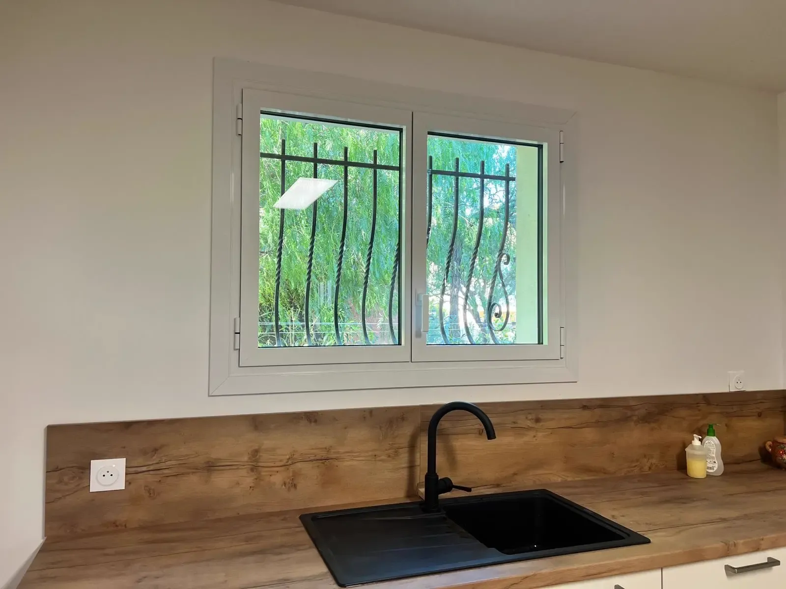 Cuisine après rénovation - Rénovation d'une maison après incendie dans le Var