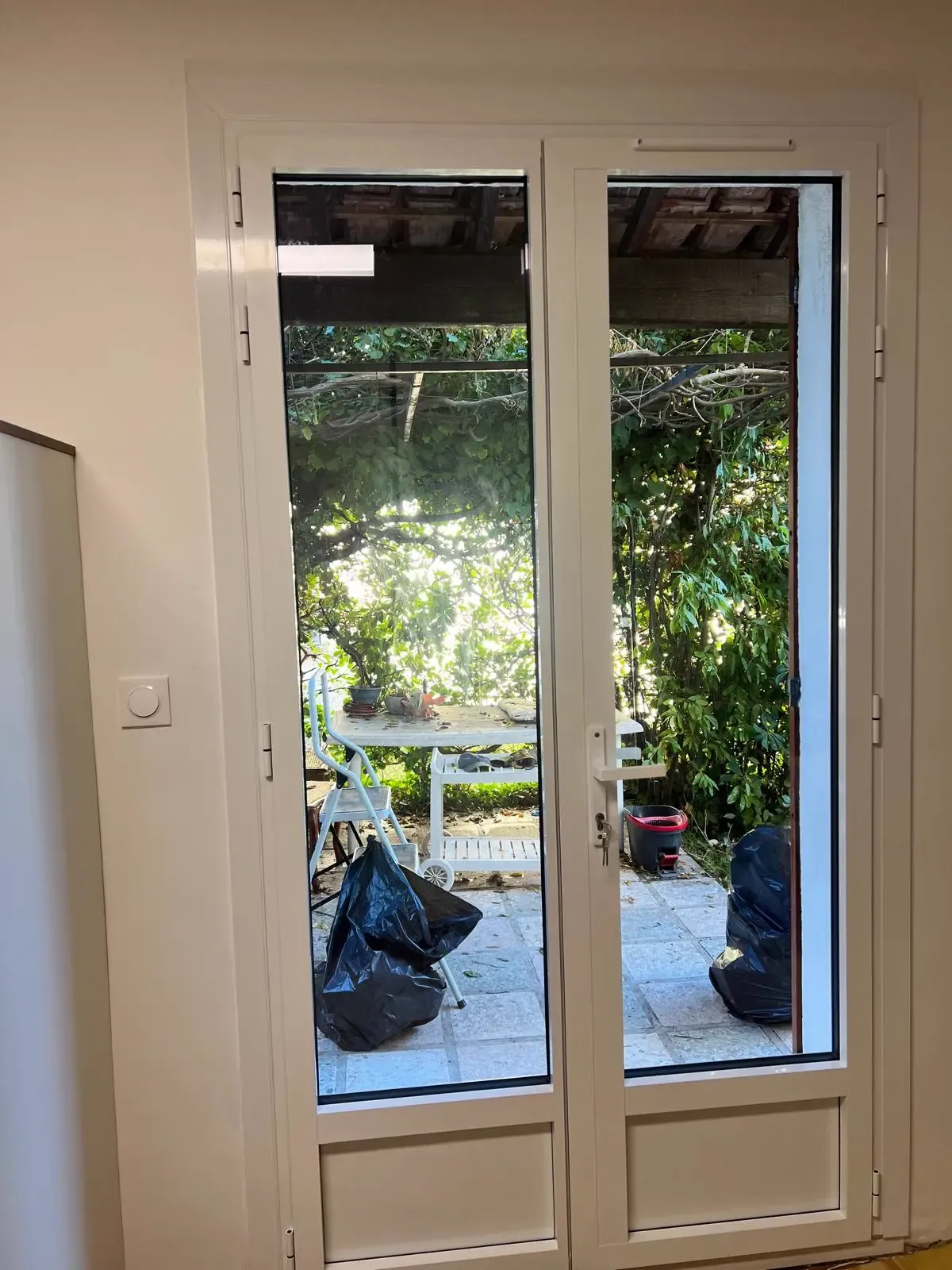 Menuiseries et supports remis en état - Rénovation d'une maison après incendie dans le Var